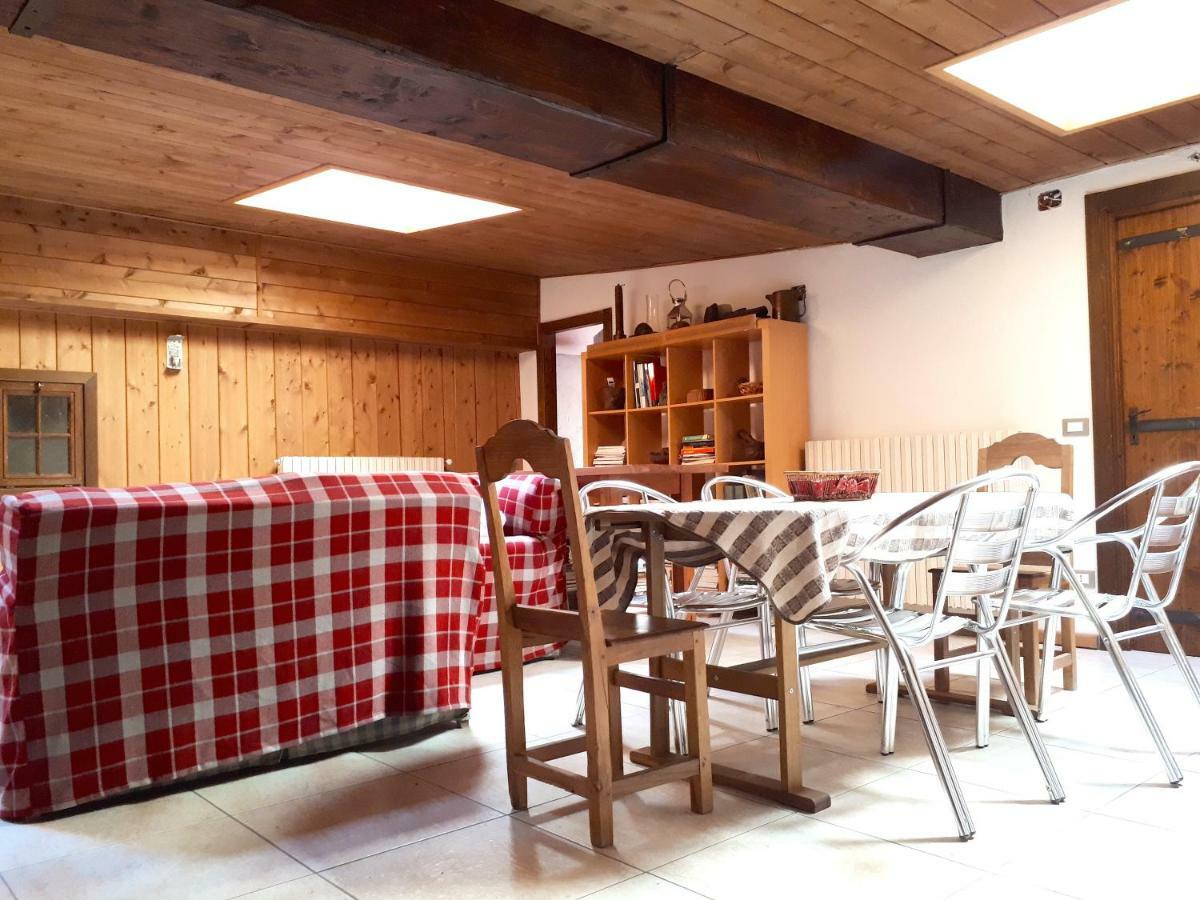 Chez Soi Taverna Alloggio A Courmayeur Bagian luar foto