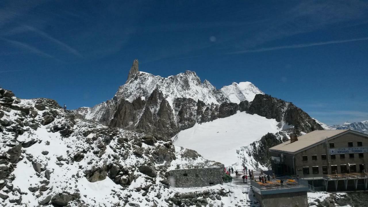 Chez Soi Taverna Alloggio A Courmayeur Bagian luar foto